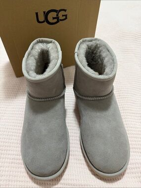 New UGG Women’s Classic Mini II - Size 7 Grey